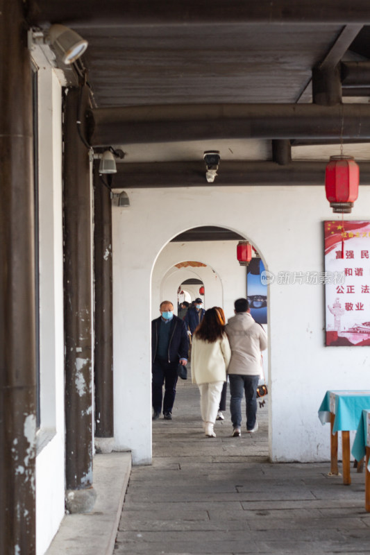 塘栖古镇古桥横跨水面，岸边传统建筑林立