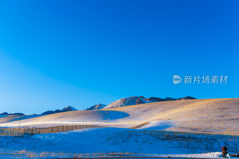 新疆冬季赛里木湖雪景雪山冰湖蓝冰日照金山