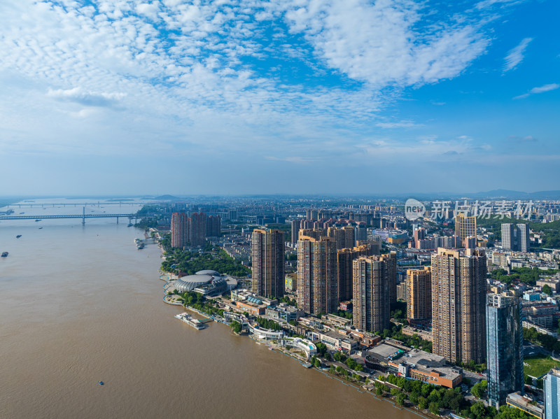 夏季傍晚航拍安徽芜湖沿江城市风光