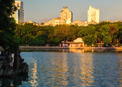 福建省福州西湖公园的水边的古建筑和高楼