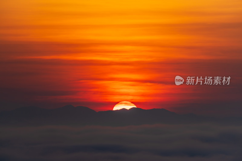 日出时分山间云海与红日