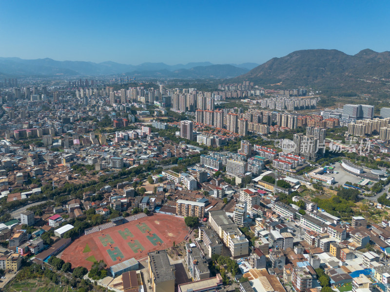 仙游城区有山地背景的城市鸟瞰全景