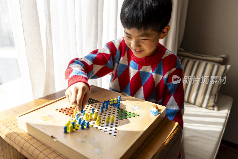 中国小孩在窗边下棋