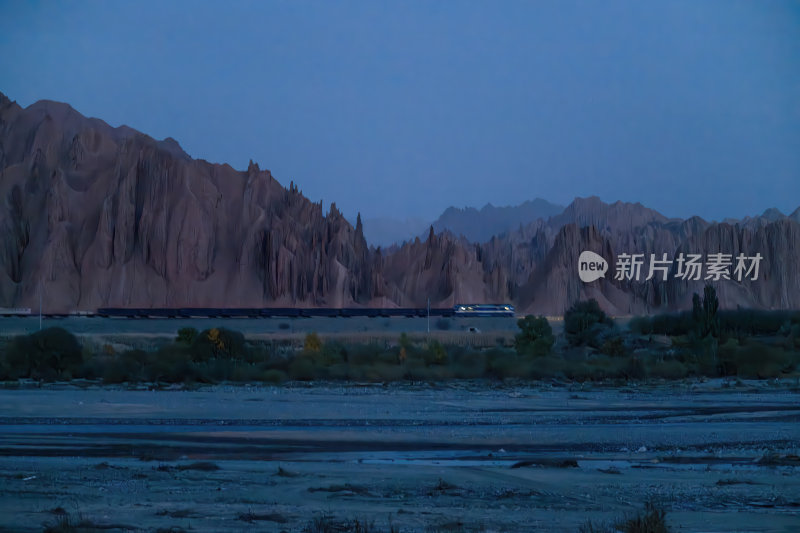 新疆南疆阿克苏库车天山红山石林丹霞大峡谷