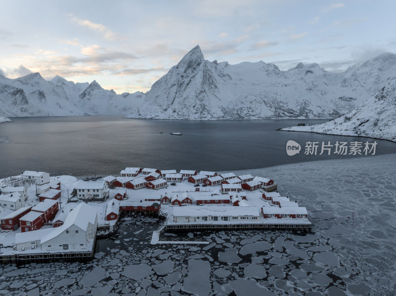 挪威罗弗敦群岛北极圈雷纳冬季雪景高空航拍