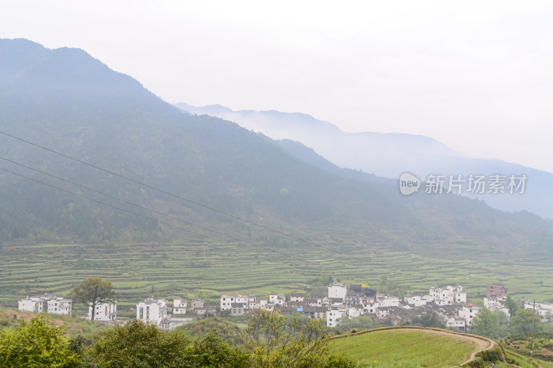 山峰村落农田