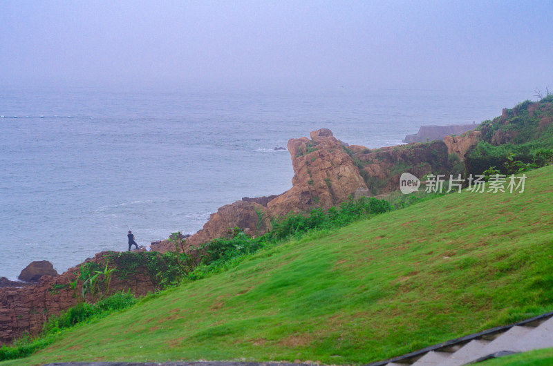 黄海边小麦岛景区，有人在海边垂钓