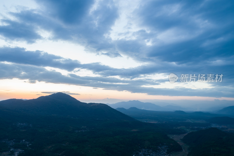 日暮时分的山间壮丽景色