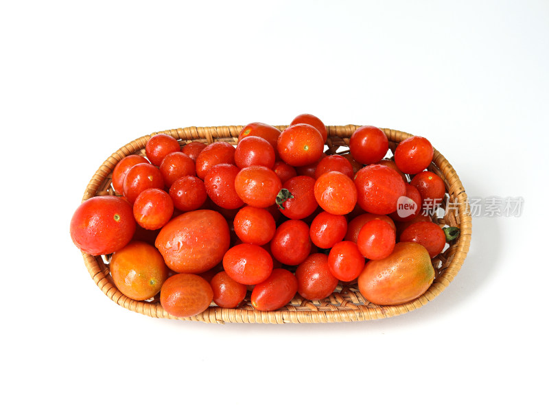白色背景上的一篮子新鲜水果西红柿番茄