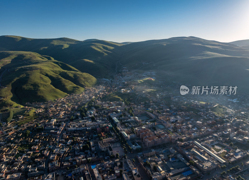 航拍四川理塘县城风景