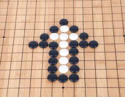 黑白棋子棋盘上组成的箭头符号