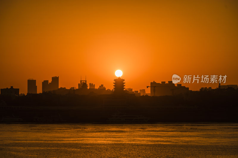 湖北武汉黄鹤楼城市剪影与江面交相辉映