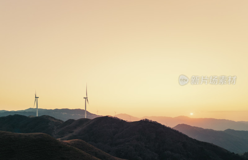 广西柳州融水县-暮色中的风力发电机