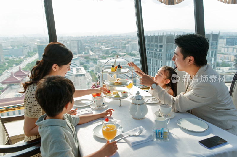 一家四口在餐厅用餐