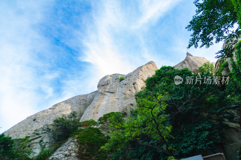 仰拍崂山山峰