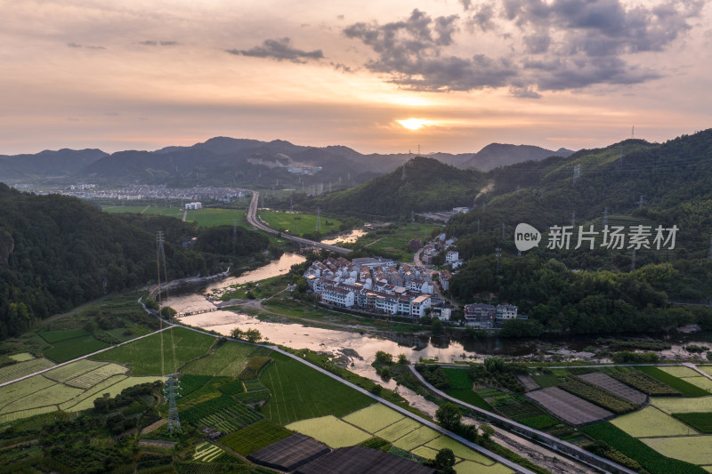 夕阳下山上的光伏