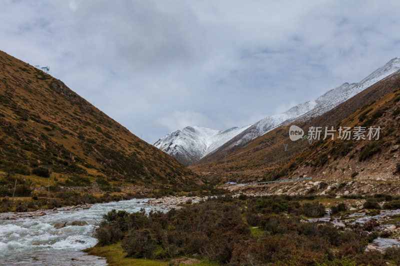 川藏线雪山溪流风光