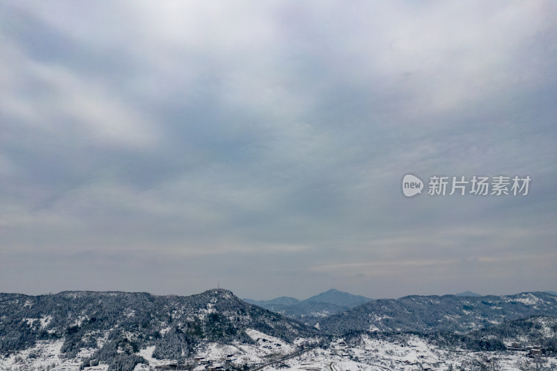 天空乌云暴雨来袭摄影图