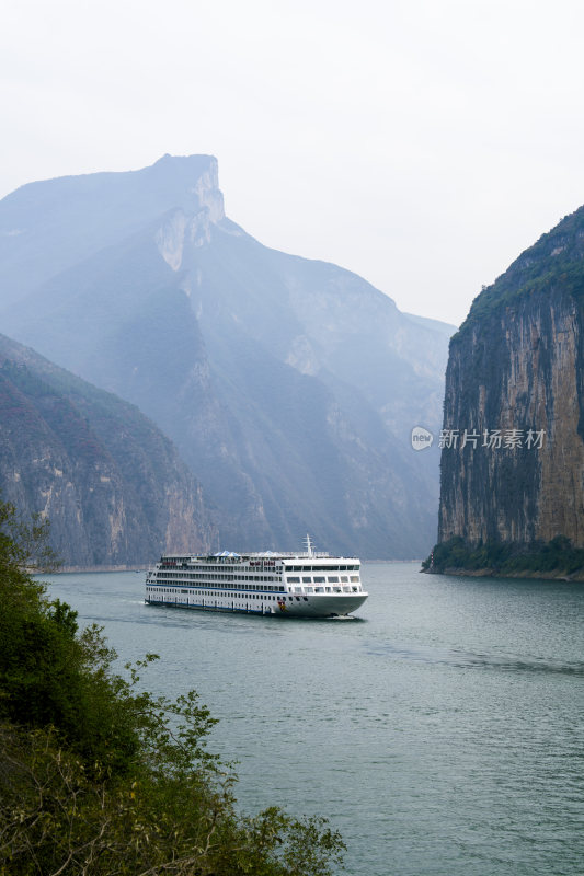 长江三峡奉节瞿塘峡中航行的豪华游轮