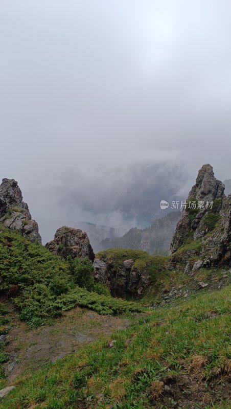 山间云雾缭绕的岩石景观