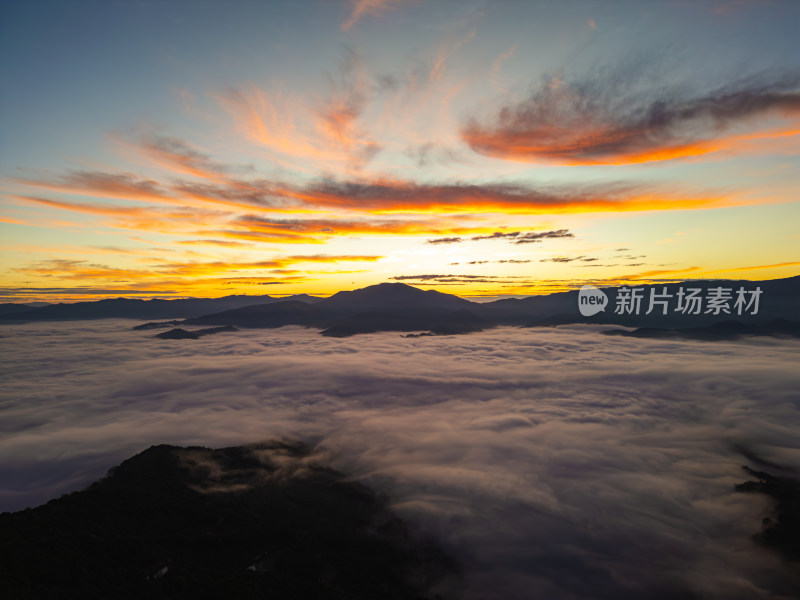 航拍云海之上的壮丽日出景象