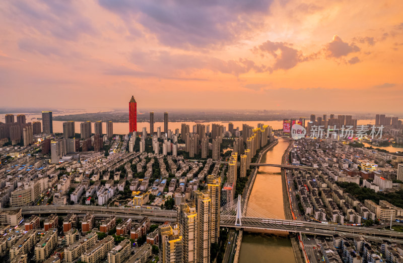初夏暴雨后火烧云天空下的芜湖主城区