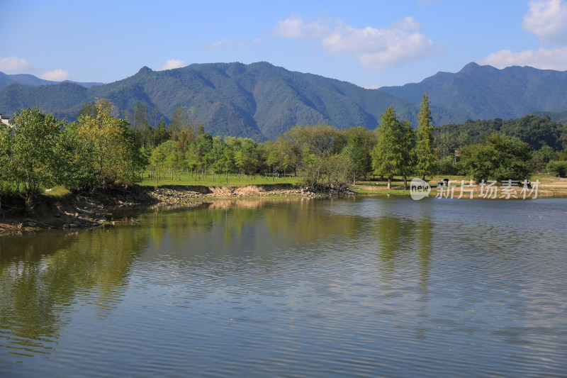 山间湖泊的宁静之美 安徽黄山奇墅湖