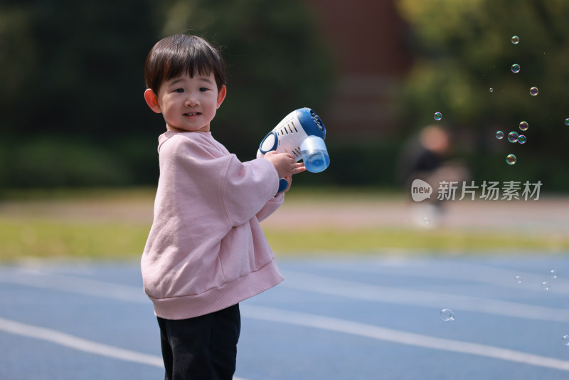 可爱的女孩在吹泡泡