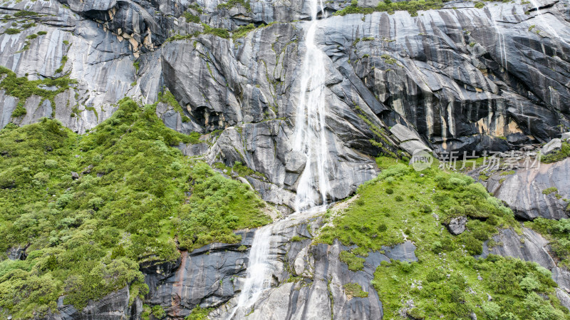 四川阿坝理县毕棚沟景区的高山瀑布