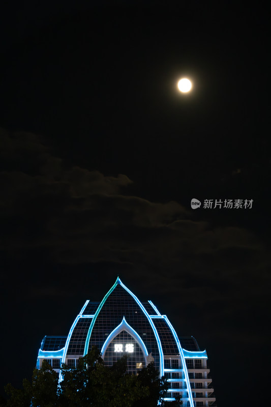 西双版纳夜晚城市建筑与明月景观