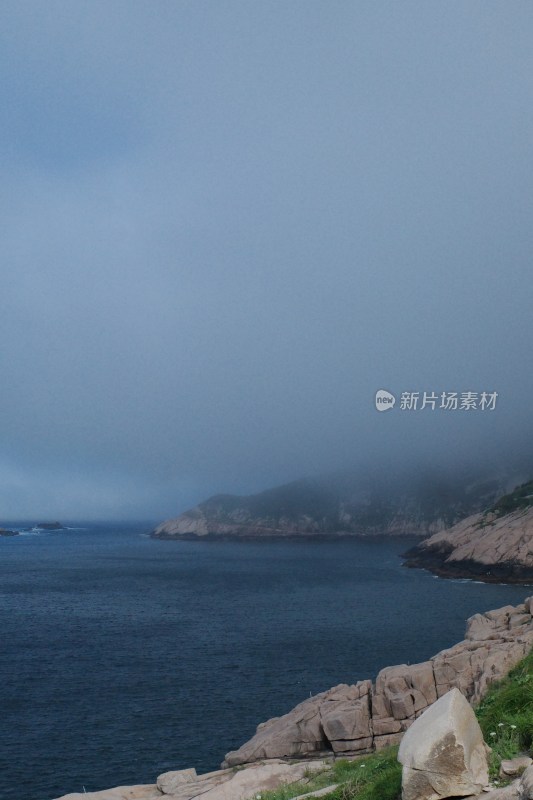 海边岩石上眺望远处大海云雾景观