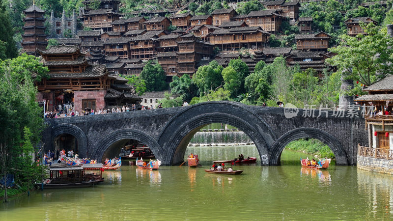 游客旅游贵州兴义峰林布依观赏山水吊脚楼