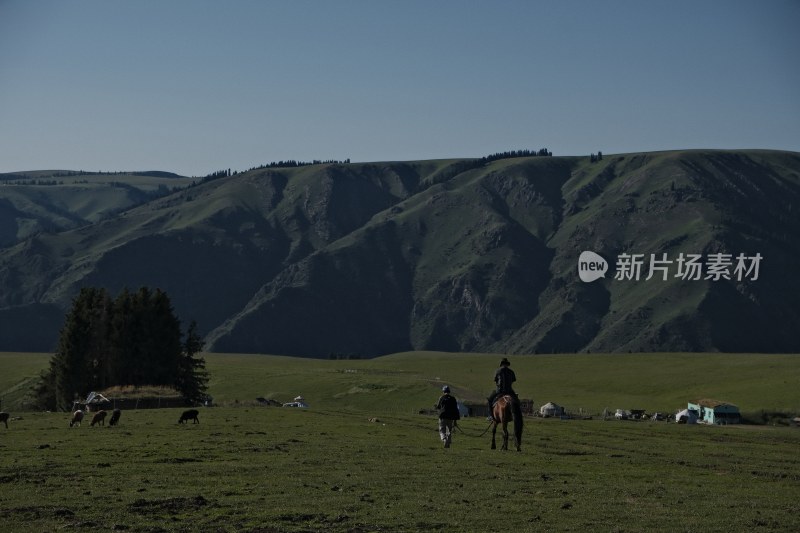 新疆琼库什台野外骑马