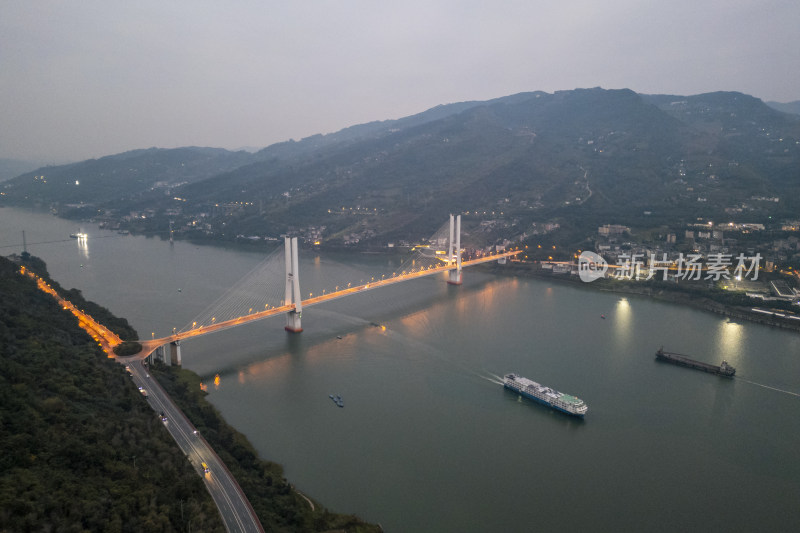 重庆市涪陵区石板沟长江大桥傍晚航拍