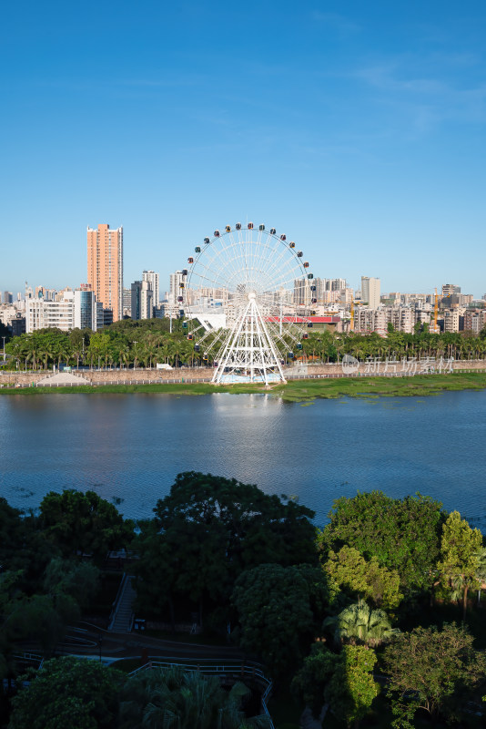 河畔摩天轮与城市建筑景观