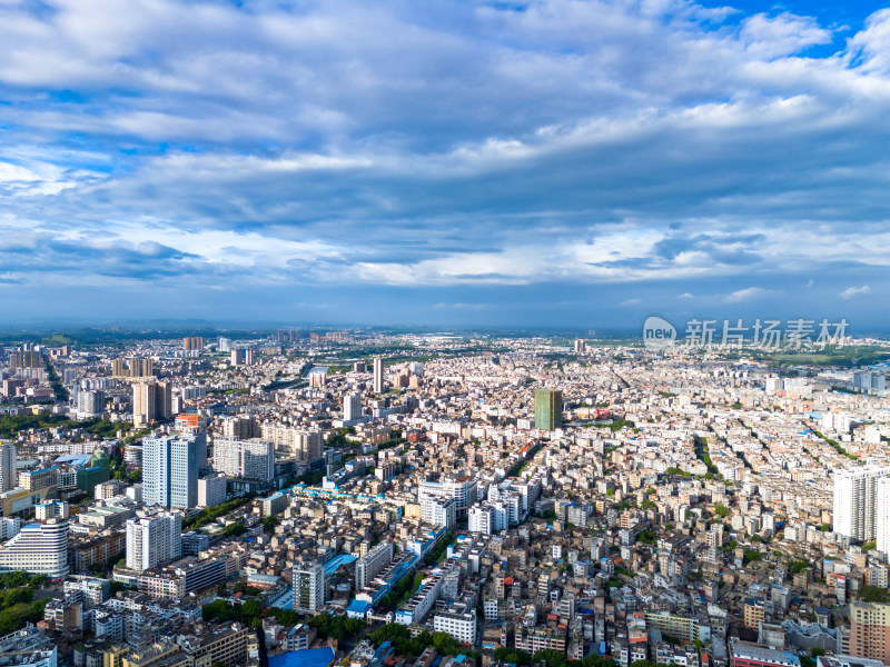 广西玉林城市蓝天白云航拍图