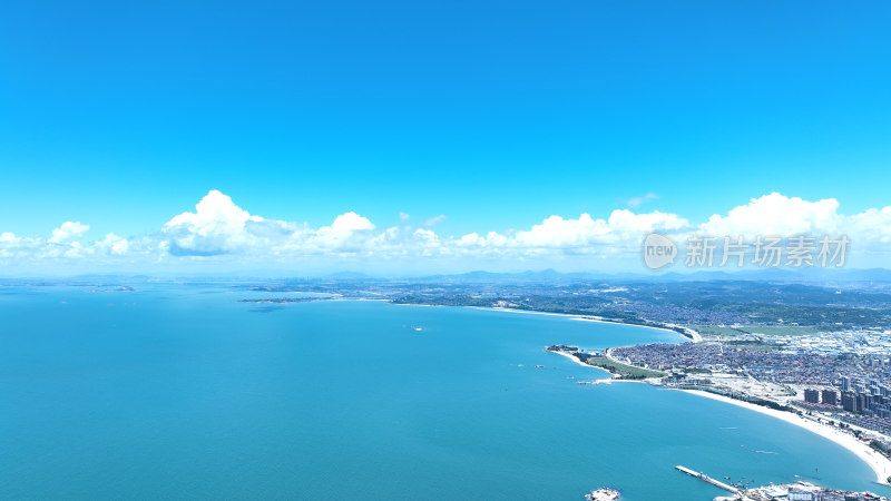 大海边风景航拍海岸线风光大海渔船风车蓝天