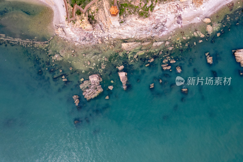 俯拍大海海浪沙滩礁石风景图