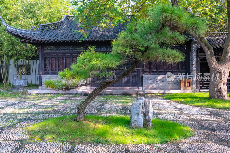 晴朗的午后，扬州瘦西湖江南园林风景