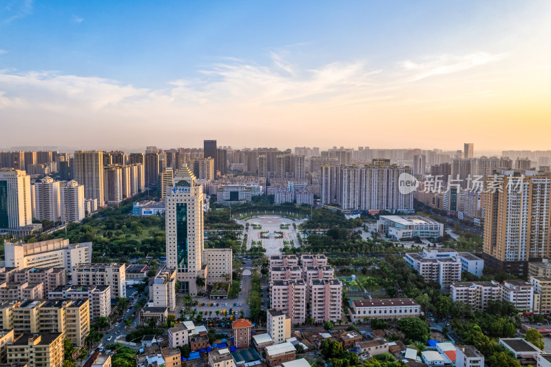 城市中绿树成荫高楼林立的航拍景象