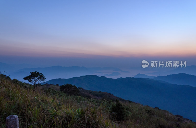 香港大帽山郊野公园山顶日出与连绵山脉晨雾