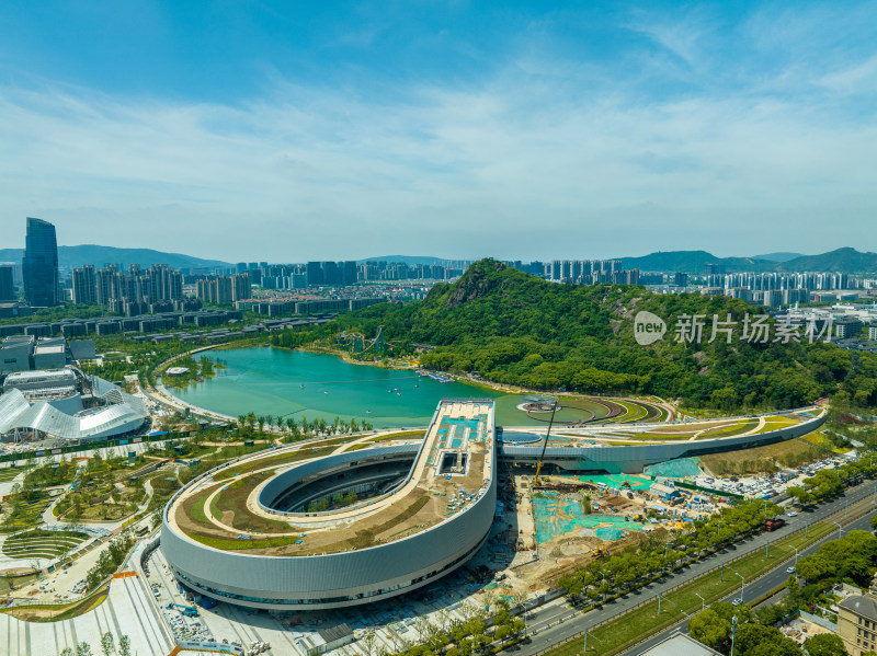 航拍夏季晴天下的苏州高新区狮山文化广场