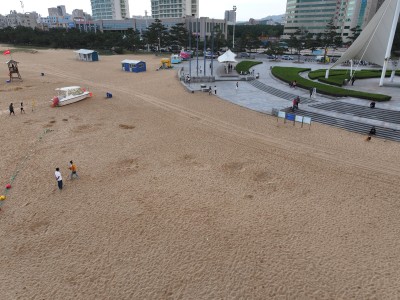 航拍威海国际海水浴场沙滩的秋季风景