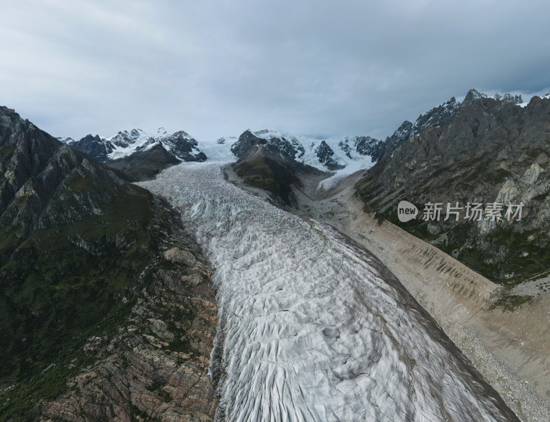 航拍西藏昌都市巴青县布加雪山约雄冰川傍晚