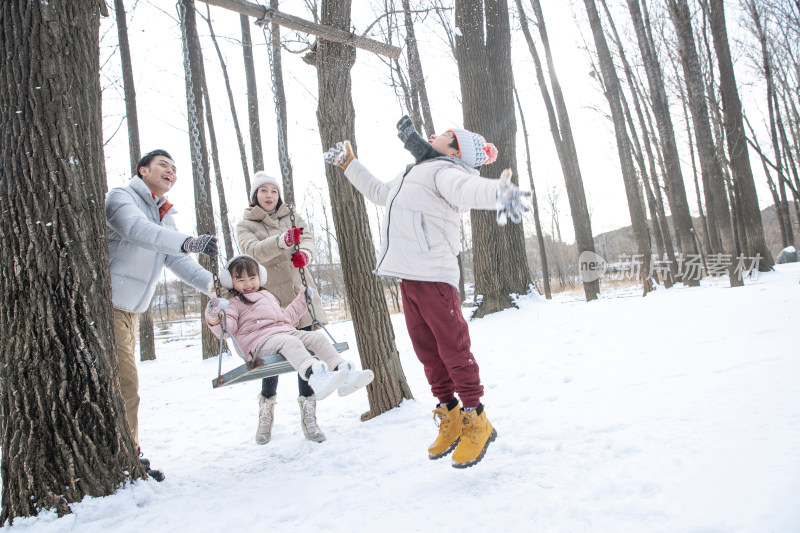 快乐的一家人在雪地里玩耍