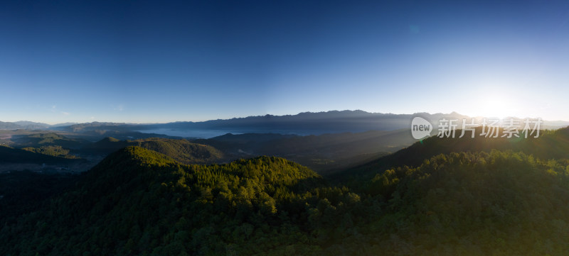 阳光下的山林风光鸟瞰全景