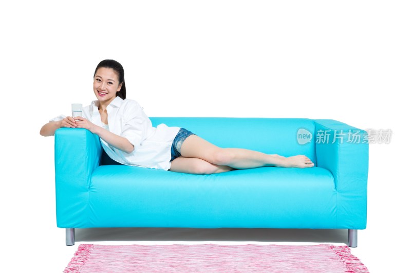 棚拍年轻女人躺在沙发上休息
