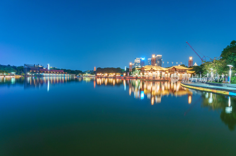 佛山千灯湖公园传统亭台楼阁与城市建筑夜景