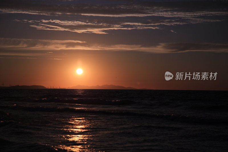 夕阳与海洋的约会