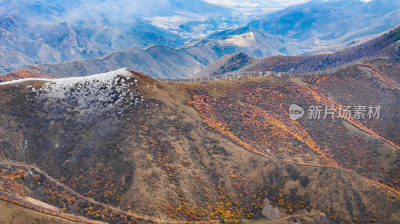 多彩山林的壮阔远景